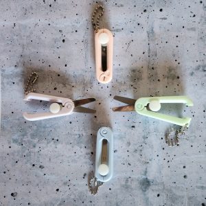 Tijera retráctil colores pastel